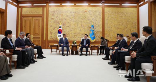 [서울=뉴시스] 고범준 기자 = 이재명 대통령이 15일 청와대 본관에서 아랍에미리트(UAE)의 칼둔 칼리파 알 무바라크 아부다비행정청장 접견을 하고 있다. (청와대통신사진기자단) 2026.01.15. bjko@newsis.com