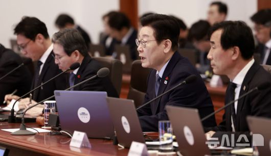 [서울=뉴시스] 최동준 기자 = 이재명 대통령이 15일 청와대에서 열린 수석보좌관회의에서 발언하고 있다. 2026.01.15. photocdj@newsis.com