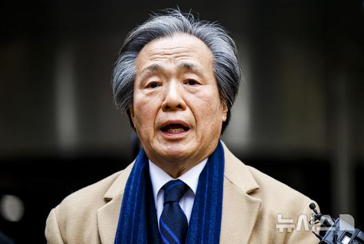 [서울=뉴시스] 정병혁 기자 = 정기석 국민건강보험공단 이사장이 15일 서울 서초구 서울고등법원에서 열린 국민건강보험공단의 KT&G, 한국필립모리스, BAT코리아를 상대로 낸 손해배상청구 소송 항소심 선고기일을 마친 뒤 나와 입장을 밝히고 있다. 서울고법 민사6-1부(부장판사 박해빈·권순민·이경훈)는 15일 건보공단이 담배 제조사 KT&G와 한국필립모리스, 브리티시아메리칸토바코(BAT)코리아를 상대로 제기한 손해배상 청구 소송 항소심에서 원고 패소로 판결했다.2026.01.15. jhope@newsis.com