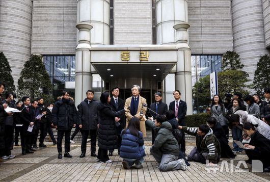 [서울=뉴시스] 정병혁 기자 = 정기석 국민건강보험공단 이사장이 15일 서울 서초구 서울고등법원에서 열린 국민건강보험공단의 KT&G, 한국필립모리스, BAT코리아를 상대로 낸 손해배상청구 소송 항소심 선고기일을 마친 뒤 나와 입장을 밝히고 있다. 서울고법 민사6-1부(부장판사 박해빈·권순민·이경훈)는 15일 건보공단이 담배 제조사 KT&G와 한국필립모리스, 브리티시아메리칸토바코(BAT)코리아를 상대로 제기한 손해배상 청구 소송 항소심에서 원고 패소로 판결했다.2026.01.15. jhope@newsis.com