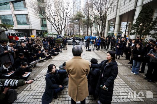 [서울=뉴시스] 정병혁 기자 = 정기석 국민건강보험공단 이사장이 15일 서울 서초구 서울고등법원에서 열린 국민건강보험공단의 KT&G, 한국필립모리스, BAT코리아를 상대로 낸 손해배상청구 소송 항소심 선고기일을 마친 뒤 나와 입장을 밝히고 있다. 서울고법 민사6-1부(부장판사 박해빈·권순민·이경훈)는 15일 건보공단이 담배 제조사 KT&G와 한국필립모리스, 브리티시아메리칸토바코(BAT)코리아를 상대로 제기한 손해배상 청구 소송 항소심에서 원고 패소로 판결했다.2026.01.15. jhope@newsis.com