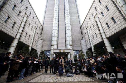 [서울=뉴시스] 정병혁 기자 = 정기석 국민건강보험공단 이사장이 15일 서울 서초구 서울고등법원에서 열린 국민건강보험공단의 KT&G, 한국필립모리스, BAT코리아를 상대로 낸 손해배상청구 소송 항소심 선고기일을 마친 뒤 나와 입장을 밝히고 있다. 서울고법 민사6-1부(부장판사 박해빈·권순민·이경훈)는 15일 건보공단이 담배 제조사 KT&G와 한국필립모리스, 브리티시아메리칸토바코(BAT)코리아를 상대로 제기한 손해배상 청구 소송 항소심에서 원고 패소로 판결했다.2026.01.15. jhope@newsis.com