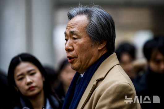 [서울=뉴시스] 정병혁 기자 = 정기석 국민건강보험공단 이사장이 15일 서울 서초구 서울고등법원에서 열린 국민건강보험공단의 KT&G, 한국필립모리스, BAT코리아를 상대로 낸 손해배상청구 소송 항소심 선고기일을 마친 뒤 나와 입장을 밝히고 있다. 서울고법 민사6-1부(부장판사 박해빈·권순민·이경훈)는 15일 건보공단이 담배 제조사 KT&G와 한국필립모리스, 브리티시아메리칸토바코(BAT)코리아를 상대로 제기한 손해배상 청구 소송 항소심에서 원고 패소로 판결했다.2026.01.15. jhope@newsis.com