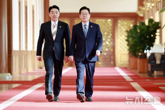 [서울=뉴시스] 최동준 기자 = 이재명 대통령이 15일 청와대에서 열린 수석보좌관회의에 강훈식 비서실장과 함께 입장하고 있다. 2026.01.15. photocdj@newsis.com