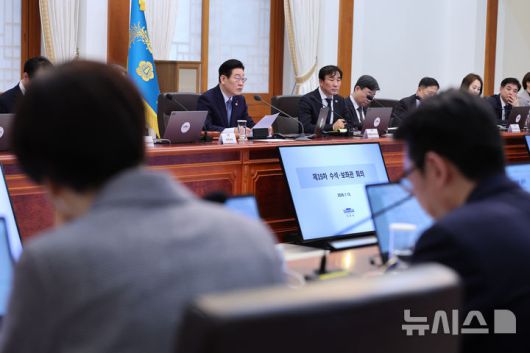 [서울=뉴시스] 최동준 기자 = 이재명 대통령이 15일 청와대에서 열린 수석보좌관회의에서 발언하고 있다. 2026.01.15. photocdj@newsis.com