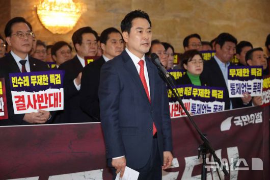 [서울=뉴시스] 조성봉 기자 = 장동혁 국민의힘 대표가 15일 오후 서울 여의도 국회에서 열린 '민생실종, 특검폭주 중단 촉구 민주당 규탄대회'에서 발언을 하고 있다. 2026.01.15. suncho21@newsis.com