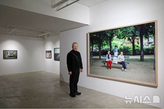 [서울=뉴시스] 박진희 기자 = 박용만(같이 걷는 길 이사장) 사진작가가 15일 서울 중구 피크닉에서 사진전 'HUMAN MOMENT' 기자간담회를 갖고 전시 작품을 소개하고 있다. 2026.01.15. pak7130@newsis.com