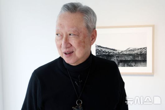 [서울=뉴시스] 박진희 기자 = 박용만(같이 걷는 길 이사장) 사진작가가 15일 서울 중구 피크닉에서 사진전 'HUMAN MOMENT' 기자간담회를 갖고 전시 작품을 소개하고 있다. 2026.01.15. pak7130@newsis.com