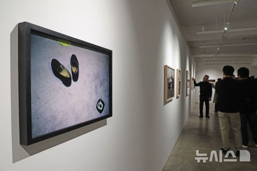 [서울=뉴시스] 박진희 기자 = 박용만(같이 걷는 길 이사장) 사진작가가 15일 서울 중구 피크닉에서 사진전 'HUMAN MOMENT' 기자간담회를 갖고 전시 작품을 소개하고 있다. 2026.01.15. pak7130@newsis.com