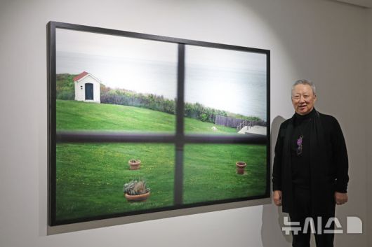 [서울=뉴시스] 박진희 기자 = 박용만(같이 걷는 길 이사장) 사진작가가 15일 서울 중구 피크닉에서 사진전 'HUMAN MOMENT' 기자간담회를 갖고 전시 작품을 소개하고 있다. 2026.01.15. pak7130@newsis.com