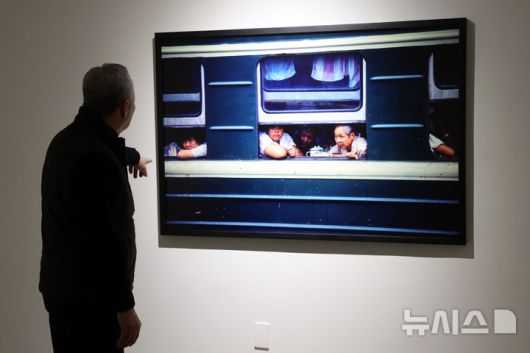 [서울=뉴시스] 박진희 기자 = 박용만(같이 걷는 길 이사장) 사진작가가 15일 서울 중구 피크닉에서 사진전 'HUMAN MOMENT' 기자간담회를 갖고 전시 작품을 소개하고 있다. 2026.01.15. pak7130@newsis.com