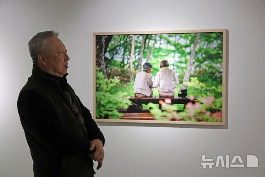 [서울=뉴시스] 박진희 기자 = 박용만(같이 걷는 길 이사장) 사진작가가 15일 서울 중구 피크닉에서 사진전 'HUMAN MOMENT' 기자간담회를 갖고 전시 작품을 소개하고 있다. 2026.01.15. pak7130@newsis.com