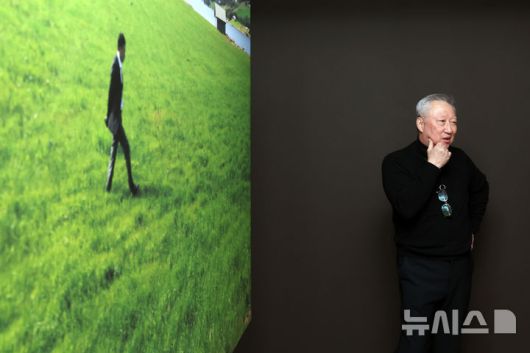 [서울=뉴시스] 박진희 기자 = 박용만(같이 걷는 길 이사장) 사진작가가 15일 서울 중구 피크닉에서 사진전 'HUMAN MOMENT' 기자간담회를 갖고 전시 작품을 소개하고 있다. 2026.01.15. pak7130@newsis.com