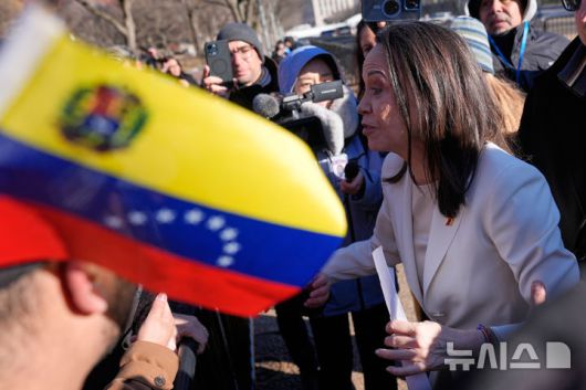 [워싱턴=AP/뉴시스] 지난해 노벨평화상 수상자인 베네수엘라 야권 지도자 마리아 코리나 마차도가 15일(현지 시간) 백악관에서 도널드 트럼프 미국 대통령과 회동 후 백악관을 나서며 지지자들에게 인사하고 있다. 마차도는 트럼프 대통령에게 노벨평화상 메달을 선물했다고 전했다. 2026.01.16.