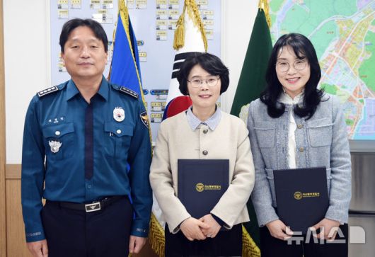 [창원=뉴시스]BNK경남은행 창원 봉암동지점 직원 2명이 마산동부경찰서 채경덕 서장으로부터 감사장을 받은 후 기념촬영하고 있다.(사진=BNK경남은행 제공) 2026.01.16. photo@newsis.com