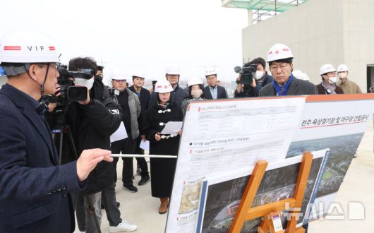 [전주=뉴시스] 김얼 기자 = 우범기(오른쪽) 전주시장이 16일 전북 전주시 전주 육상 경기장 및 야구장(복합스포츠타운)을 방문해 기자단과 함께 상황판을 살펴보고 있다. 2026.01.16. pmkeul@newsis.com