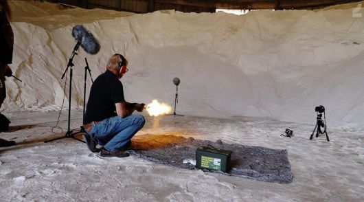 실제 총기로 녹음 중인 '아크 레이더스' 개발진 (사진=넥슨 제공)  *재판매 및 DB 금지