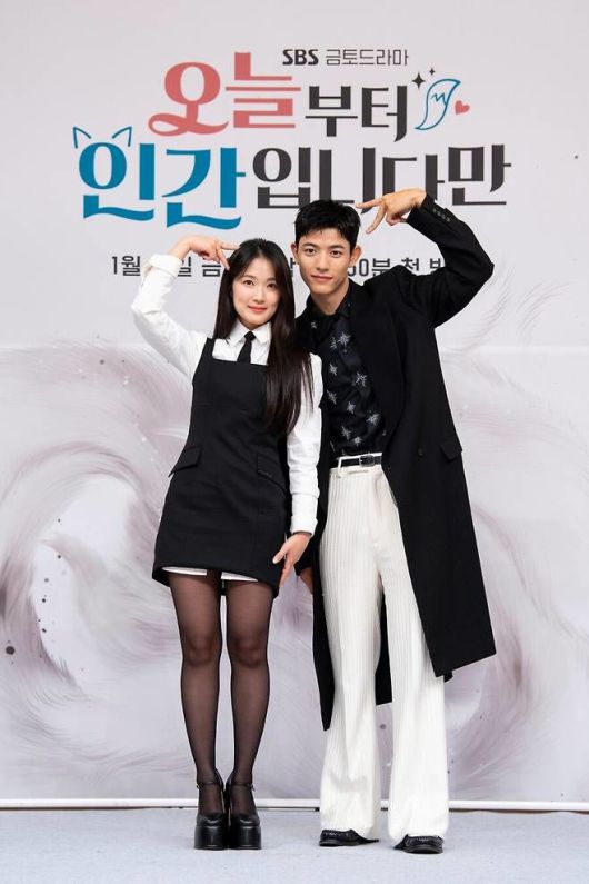 김혜윤(왼쪽), 로몬