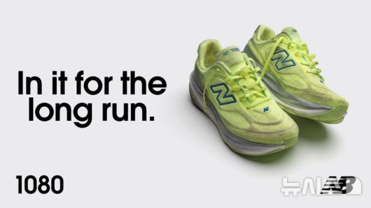 [서울=뉴시스] 이랜드월드 스포츠 브랜드 뉴발란스(NEW BALANCE)가 장시간 러닝 경험에 적합한 러닝화 '1080v15'를 오는 18일 온·오프라인을 통해 출시한다. 사진은 뉴발란스 1080v15 이미지. (사진=이랜드월드 제공) 2026.01.16. photo@newsis.com