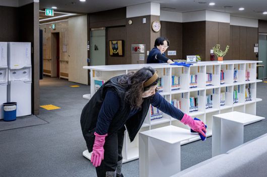 [서울=뉴시스] 한국장애인개발원 환경보조업무로 근무 중인 최진실(뒤쪽), 문설화(앞쪽)씨가 근무하는 모습 (사진=한국장애인개발원 제공) 2026.01.16. photo@newsis.com *재판매 및 DB 금지