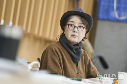 [서울=뉴시스]국립극장 마당놀이 '홍길동이 온다'의 연희감독을 맡은 배우 김성녀가 후배들을 지도하고 있다. (사진=국립극장 제공)