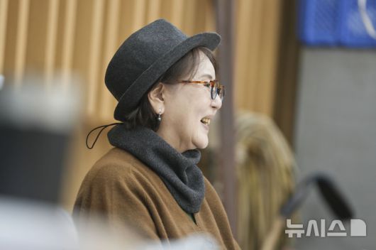 [서울=뉴시스]국립극장 마당놀이 '홍길동이 온다'의 연희감독을 맡은 배우 김성녀가 웃음을 짓고 있다. (사진=국립극장 제공)