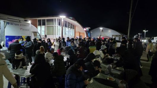 [서울=뉴시스] 40여 명이 한 번에 앉을 수 있는 행사장 좌석에서 사람들이 떡국을 먹고 있다. 2026.01.01. *재판매 및 DB 금지