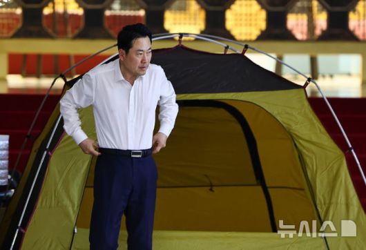 [서울=뉴시스] 김명년 기자 = '민주당의 공천 뇌물·통일교 게이트 특검 수용' 촉구 단식농성 중인 장동혁 국민의힘 대표가 16일 오전 서울 여의도 국회 로텐더홀 농성장에 마련된 텐트에서 나오고 있다. 2026.01.16. kmn@newsis.com