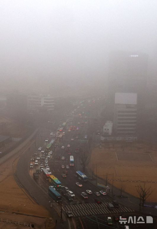 [서울=뉴시스] 추상철 기자 = 미세먼지가 나쁨단계를 보인 16일 오전 서울 종로구 광화문 일대가 뿌옇게 보이고 있다. 2026.01.16. scchoo@newsis.com
