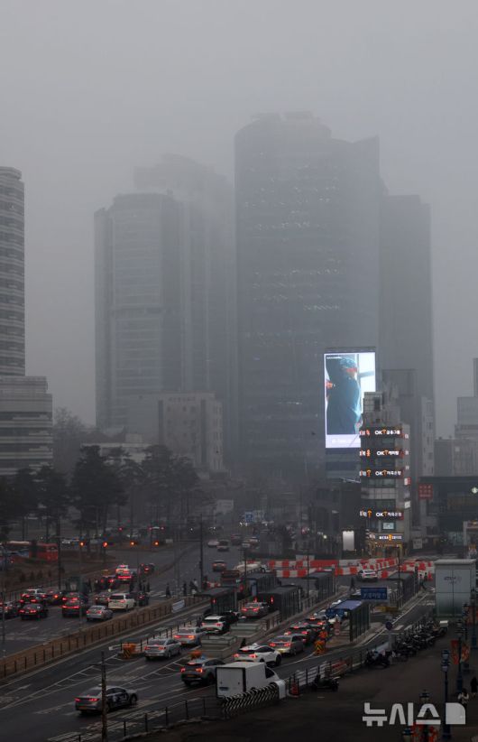 [서울=뉴시스] 배훈식 기자 = 짙은 안개와 함께 전국 곳곳의 초미세먼지 농도가 나쁨 수준을 보인 16일 오전 서울 중구 서울로7017에서 바라본 도심이 뿌옇게 흐려져 있다. 2026.01.16. dahora83@newsis.com