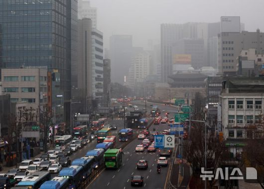 [서울=뉴시스] 배훈식 기자 = 짙은 안개와 함께 전국 곳곳의 초미세먼지 농도가 나쁨 수준을 보인 16일 오전 서울 중구 서울로7017에서 바라본 도심이 뿌옇게 흐려져 있다. 2026.01.16. dahora83@newsis.com