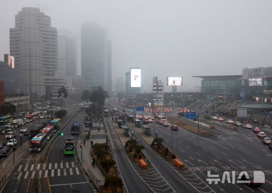 [서울=뉴시스] 배훈식 기자 = 짙은 안개와 함께 전국 곳곳의 초미세먼지 농도가 나쁨 수준을 보인 16일 오전 서울 중구 서울로7017에서 바라본 도심이 뿌옇게 흐려져 있다. 2026.01.16. dahora83@newsis.com