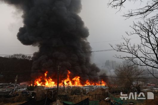 [서울=뉴시스] 최진석 기자 = 16일  화재가 발생한 서울 개포동 구룡마을에 불길이 보이고 있다. 2026.01.16. myjs@newsis.com
