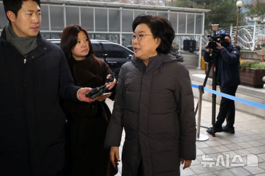 [서울=뉴시스] 홍효식 기자 = 이혜훈 기획예산처 장관 후보자가 16일 오전 서울 중구 예금보험공사에 마련된 인사청문회 준비 사무실로 출근하며 취재진 질문에 답하고 있다. 2026.01.16. yesphoto@newsis.com