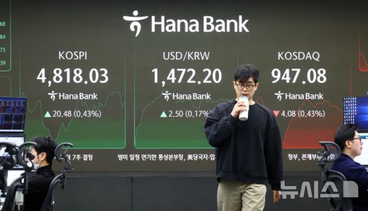 [서울=뉴시스] 전신 기자 = 서울 중구 하나은행 딜링룸 전광판에 지수가 표시되고 있다. 2026.01.16. photo1006@newsis.com