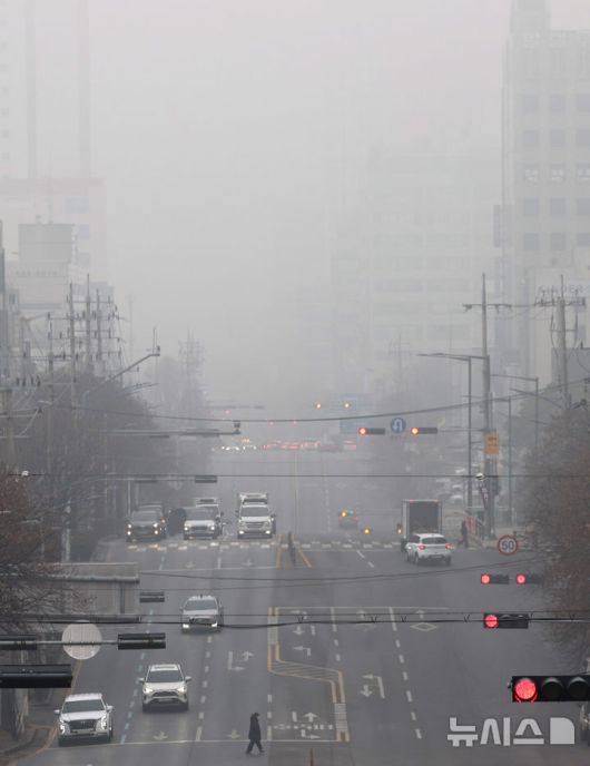 [인천=뉴시스] 전진환 기자 = 짙은 안개와 함께 전국 곳곳의 초미세먼지 농도가 나쁨 수준을 보인 16일 오전 인천 남동구 구월동에서 바라본 도심이 뿌옇게 보이고 있다.   2026.01.16. amin2@newsis.com