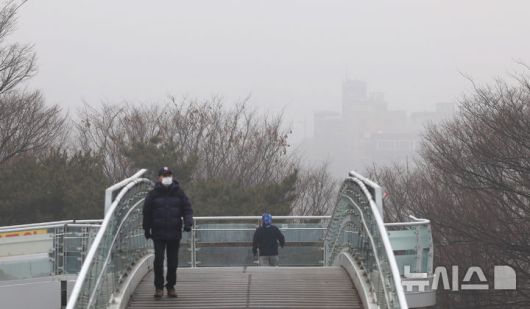 [인천=뉴시스] 전진환 기자 = 짙은 안개와 함께 전국 곳곳의 초미세먼지 농도가 나쁨 수준을 보인 16일 오전 인천 남동구 구월동에서 바라본 도심이 뿌옇게 보이고 있다.   2026.01.16. amin2@newsis.com