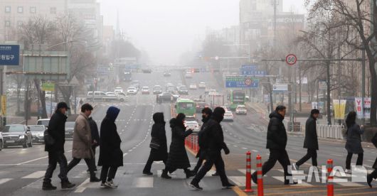 [인천=뉴시스] 전진환 기자 = 짙은 안개와 함께 전국 곳곳의 초미세먼지 농도가 나쁨 수준을 보인 16일 오전 인천 남동구 구월동에서 바라본 도심이 뿌옇게 보이고 있다.   2026.01.16. amin2@newsis.com