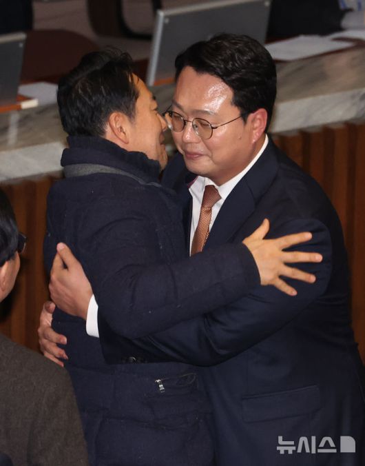 [서울=뉴시스] 김금보 기자 = 장동혁 국민의힘 대표와 천하람 개혁신당 원내대표가 16일 오전 서울 여의도 국회에서 열린 본회의에서 '2차 종합특검법' 반대 무제한토론을 마친 뒤 포옹을 하고 있다. 2026.01.16. kgb@newsis.com
