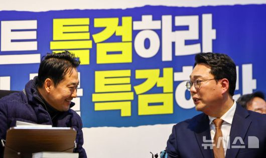 [서울=뉴시스] 김명년 기자 = 장동혁 국민의힘 대표가 16일 서울 여의도 국회 로텐더홀에 마련된 단식농성장에서 '윤석열ㆍ김건희에 의한 내란ㆍ외환 및 국정농단 행위의 진상규명을 위한 특별검사 임명 등에 관한 법률안'에 대한 필리버스터를 마친 천하람 개혁신당 원내대표와 대화하고 있다. 2026.01.16. kmn@newsis.com