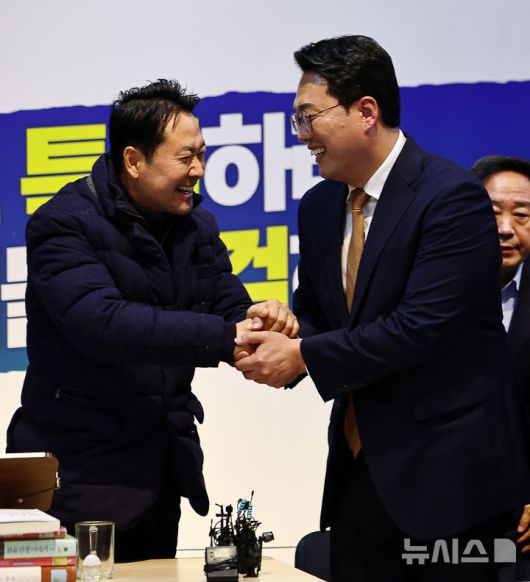 [서울=뉴시스] 김명년 기자 = 장동혁 국민의힘 대표가 16일 서울 여의도 국회 로텐더홀에 마련된 단식농성장에서 '윤석열ㆍ김건희에 의한 내란ㆍ외환 및 국정농단 행위의 진상규명을 위한 특별검사 임명 등에 관한 법률안'에 대한 필리버스터를 마친 천하람 개혁신당 원내대표와 악수하고 있다. 2026.01.16. kmn@newsis.com