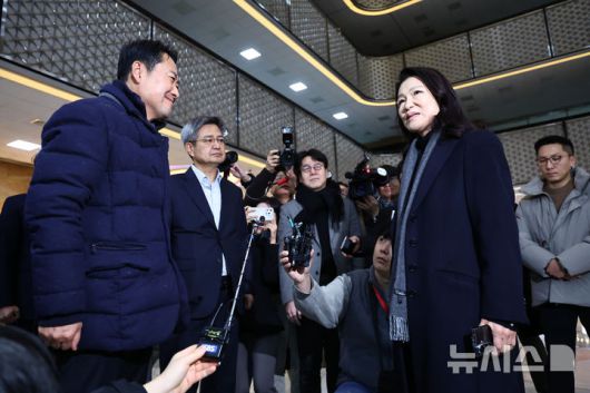 [서울=뉴시스] 김명년 기자 = 장동혁 국민의힘 대표가 16일 서울 여의도 국회에서 단식농성 중 격려방문한 이진숙 전 방송통신위원장과 만나 대화하고 있다. 2026.01.16. kmn@newsis.com