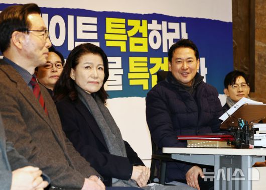 [서울=뉴시스] 김명년 기자 = 장동혁 국민의힘 대표가 16일 서울 여의도 국회에서 단식농성 중 격려방문한 이진숙 전 방송통신위원장과 만나 대화하고 있다. 2026.01.16. kmn@newsis.com