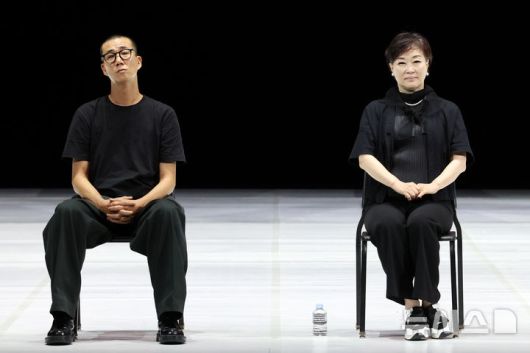 [서울=뉴시스] 박진희 기자 = 서울시무용단 '일무' 안무가  정혜진(오른쪽)과 김성훈이 2025년 8월 21일 서울 종로구 세종문화회관에서 서울시무용단 '일무' 시연을 마치고 기자간담회를 하고 있다. 두 안무가는 무용계의 '오스카상'으로 불리는 '베시 어워드' 후보에 올라 오는 20일(현지시각) 미국 뉴욕 딕슨 플레이스에서 열리는 시상식에 참석한다. 2026.01.19. pak7130@newsis.com