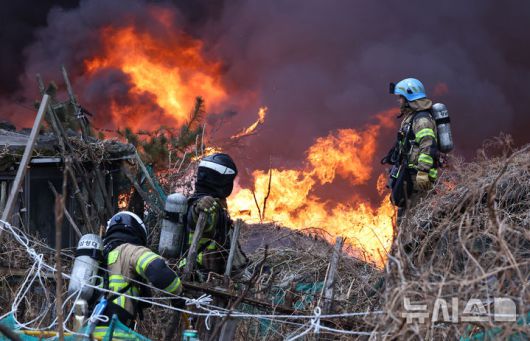 [서울=뉴시스] 최진석 기자 = 16일 화재가 발생한 서울 개포동 구룡마을에서 소방대원들이 진화작업을 하고 있다. 2026.01.16. myjs@newsis.com