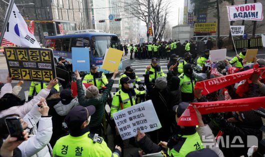 [서울=뉴시스] 홍효식 기자 = 윤석열 전 대통령의 체포영장 집행 방해 혐의 등 1심 선고기일인 16일 오후 서울 서초구 서울중앙지방법원 앞에서 윤석열 전 대통령이 탑승한 호송차량이 법정으로 향하고 있다. 2026.01.16. yesphoto@newsis.com