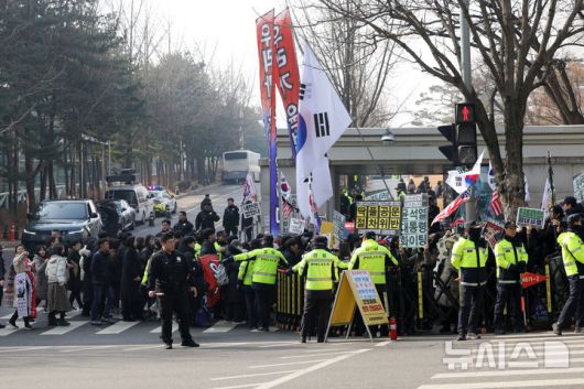 [서울=뉴시스] 홍효식 기자 = 윤석열 전 대통령의 체포영장 집행 방해 혐의 등 1심 선고기일인 16일 오후 서울 서초구 서울중앙지방법원 앞에서 경찰들이 근무를 서고 있다. 2026.01.16. yesphoto@newsis.com