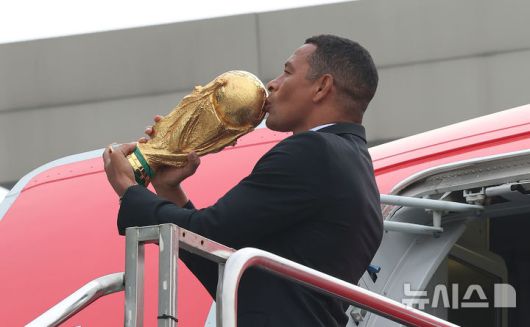 [서울=뉴시스] 공항사진기자단 = FIFA 레전드이자 전 브라질 축구 국가대표 선수 지우베르투 시우바가 16일 서울 강서구 김포비즈니스항공센터에서 ‘FIFA 월드컵™ 트로피 투어 by 코카-콜라’ 일정으로 방한해 오리지널 FIFA 월드컵 트로피를 들며 포즈를 취하고 있다. 2025.1.16. photo@newsis.com