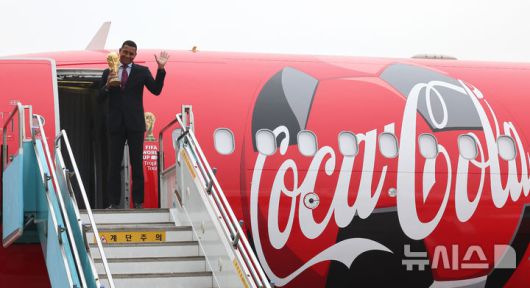 [서울=뉴시스] 공항사진기자단 = FIFA 레전드이자 전 브라질 축구 국가대표 선수 지우베르투 시우바가 16일 서울 강서구 김포비즈니스항공센터에서 ‘FIFA 월드컵™ 트로피 투어 by 코카-콜라’ 일정으로 방한해 오리지널 FIFA 월드컵 트로피를 들며 포즈를 취하고 있다. 2025.1.16. photo@newsis.com