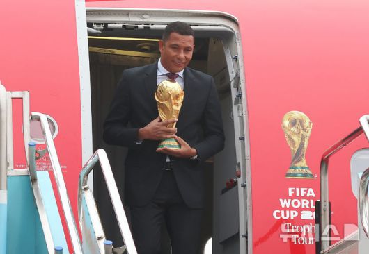 [서울=뉴시스] 공항사진기자단 = FIFA 레전드이자 전 브라질 축구 국가대표 선수 지우베르투 시우바가 16일 서울 강서구 김포비즈니스항공센터에서 ‘FIFA 월드컵™ 트로피 투어 by 코카-콜라’ 일정으로 방한해 오리지널 FIFA 월드컵 트로피를 들고나오고 있다. 2025.1.16. photo@newsis.com